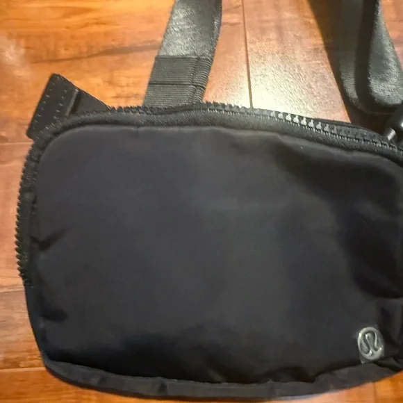 NWOT Lululemon athletica Black Belt Bag - Picture 6 of 16